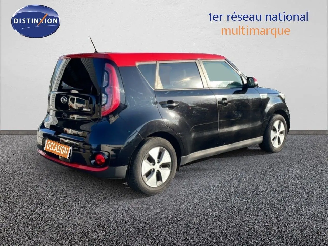 KIA Soul EV électrique noir Shadow Metal avec toit rouge, vue 3/4 arrière côté droit sur fond neutre.