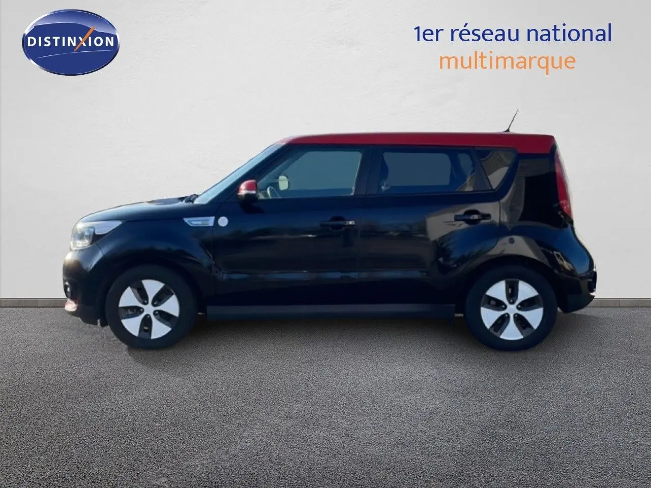 Profil côté gauche d'un KIA SOUL EV électrique 2016 noir Shadow Metal avec toit rouge et jantes spécifiques.