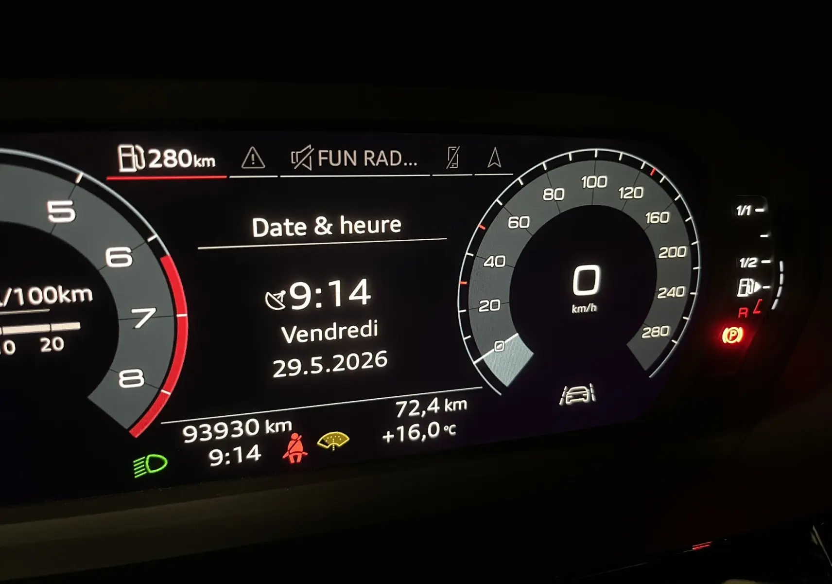 Vue du tableau de bord numérique d'une Audi A3 Sportback 30 TFSI 2021, affichant la date, l'heure et le kilométrage.