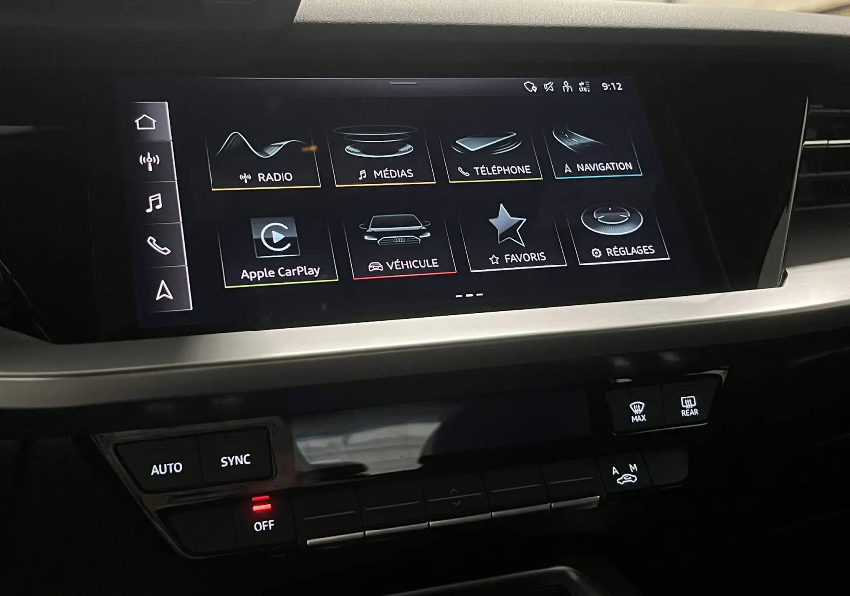 Écran tactile central de l'Audi A3 Sportback 2021 affichant les options multimédias et Apple CarPlay, intérieur noir.