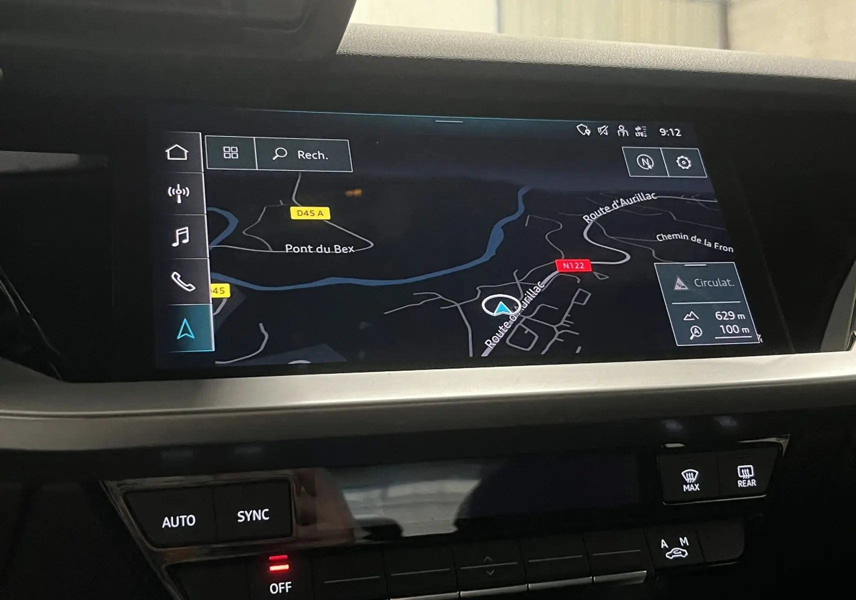 Écran tactile central de l’Audi A3 Sportback 2021 montrant la navigation GPS avec commandes climatisation en dessous.