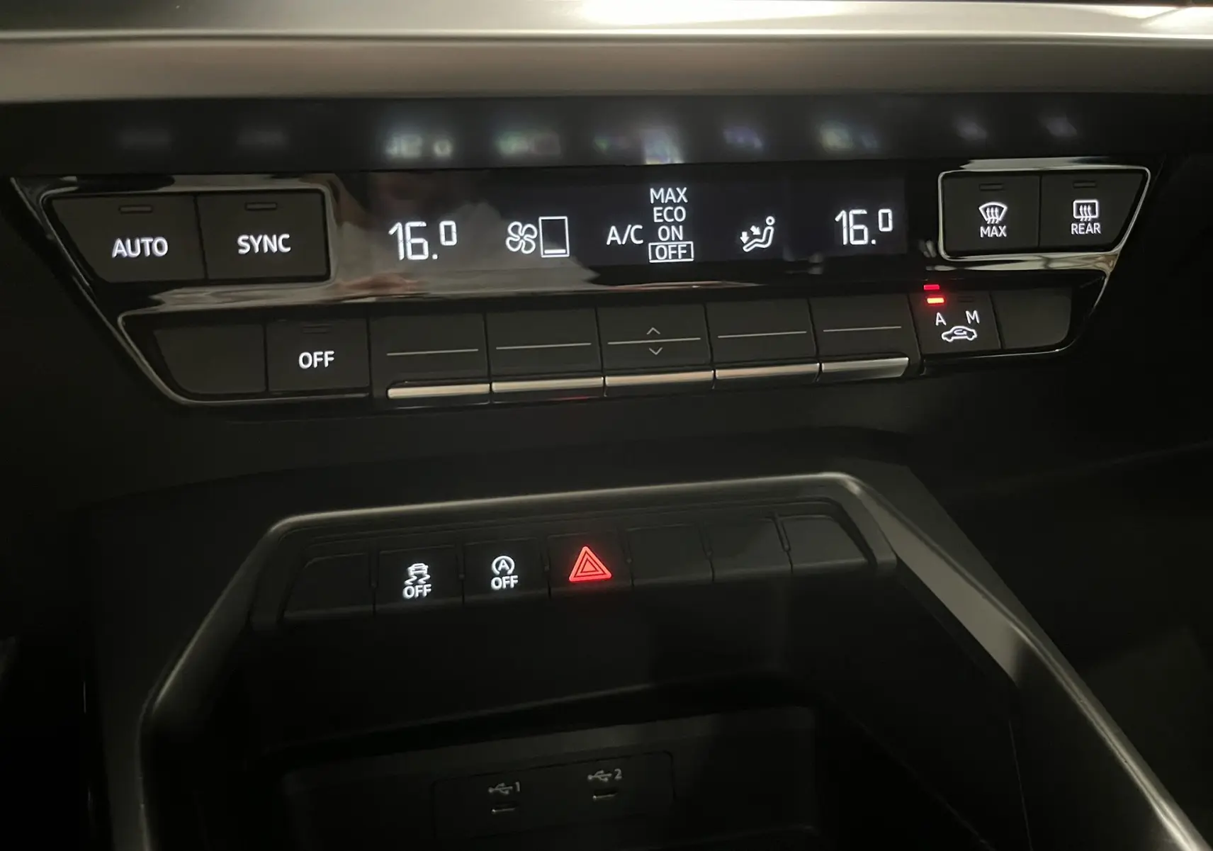 Détail de la console centrale de l'Audi A3 Sportback 30 TFSI 2021, affichage numérique du climatiseur à 16°C.