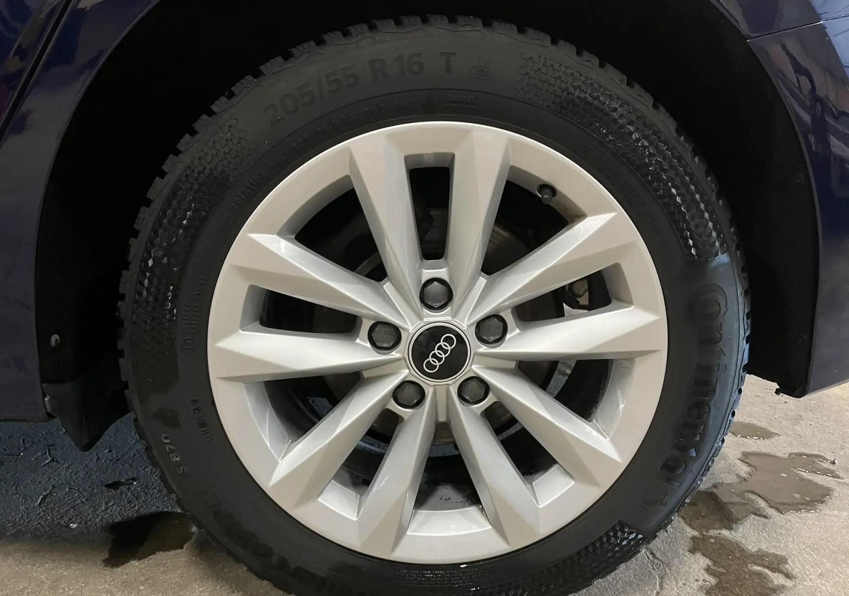 Gros plan sur la roue avant droite d’une Audi A3 Sportback bleu métallisé, avec jante alliage à 10 branches.