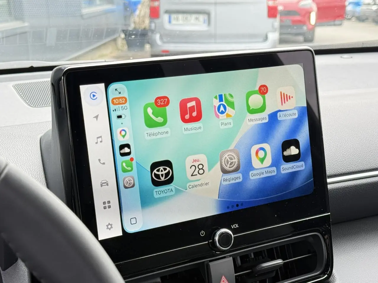 Vue intérieure centrée sur l’écran tactile 10,5 pouces du Toyota Yaris Cross 2026 avec interface Apple CarPlay.
