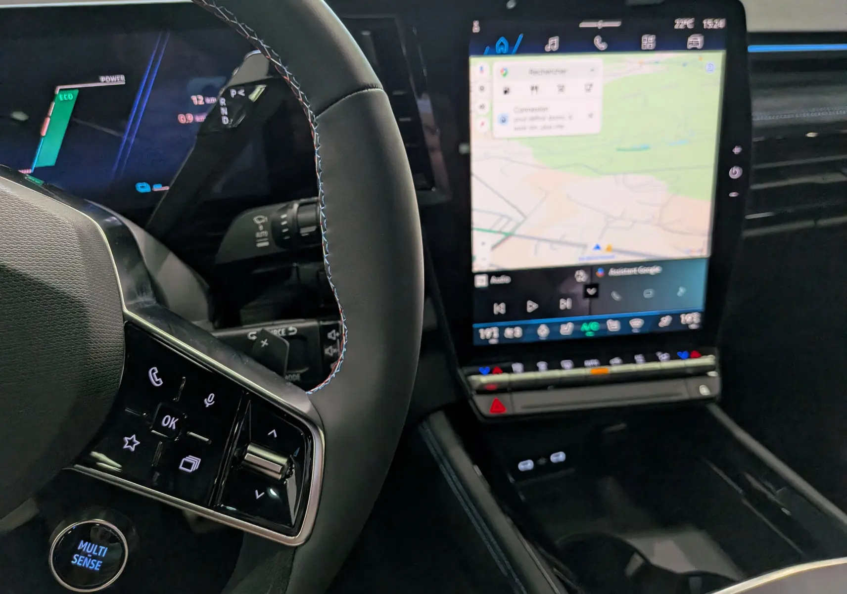 Vue rapprochée de l’intérieur noir du Renault Austral 2026, montrant le volant avec commandes et l’écran tactile central.