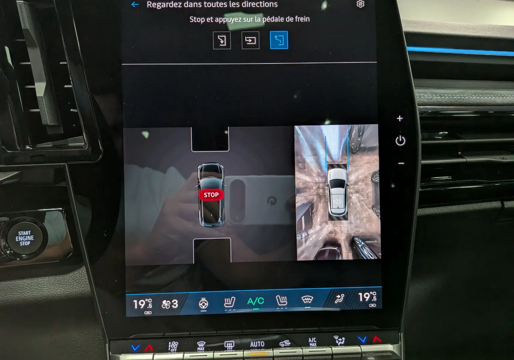 Écran central du Renault Austral noir montrant la caméra 360° avec vue aérienne et instructions de freinage.