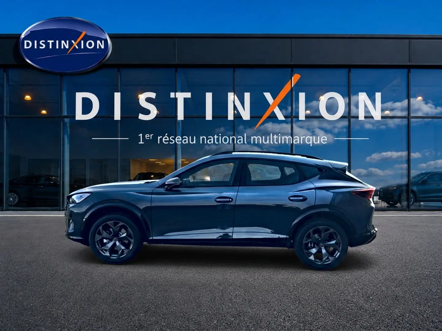 Vue latérale gauche du CUPRA Formentor 1.5 etsi hybrid bleu fjord devant une vitrine Distinxion.