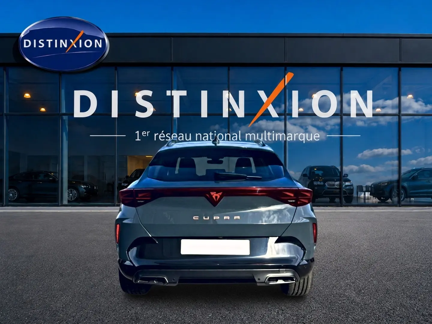 Vue arrière d'un CUPRA Formentor bleu fjord 2026, avec feux arrière LED et double sortie d'échappement visible.