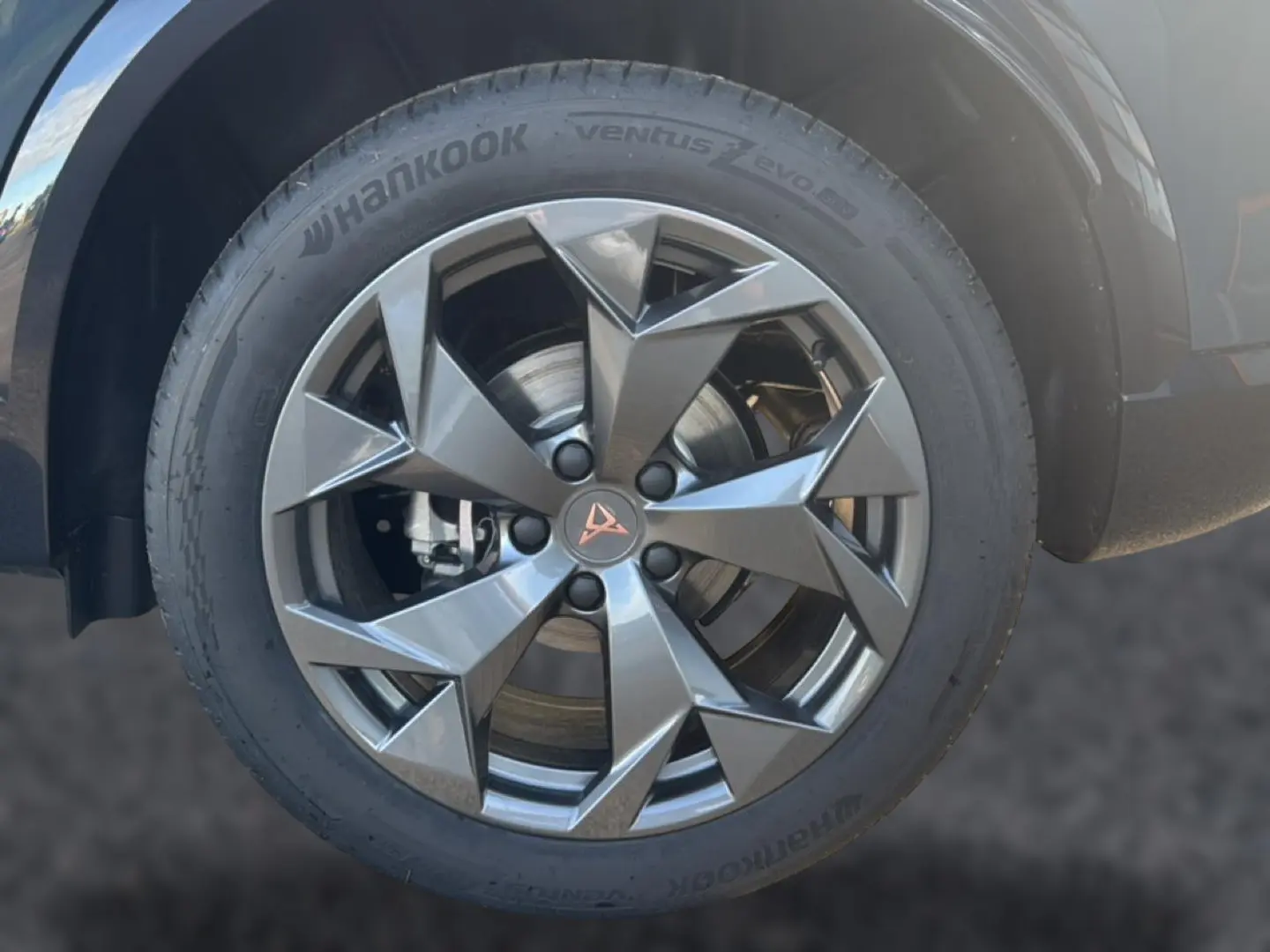 Gros plan sur la jante 18 pouces gris foncé du CUPRA Formentor bleu fjord avec logo CUPRA au centre.