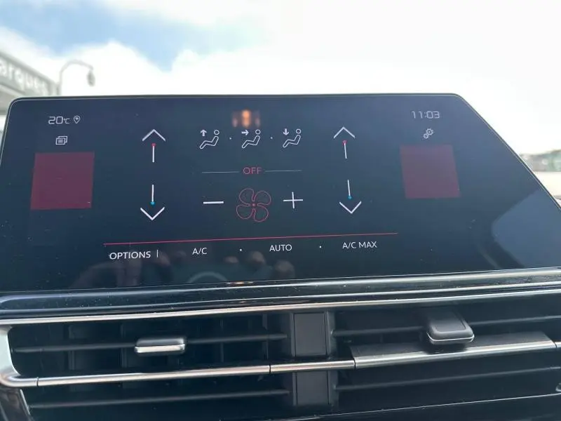 Écran tactile de la climatisation du Citroën C5 Aircross 2025, vue frontale du tableau de bord noir.