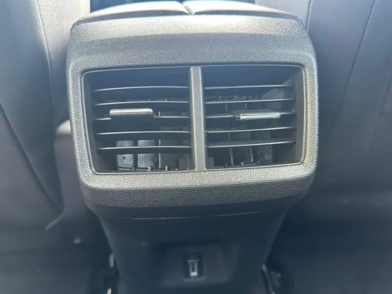 Grille d'aération arrière noire avec prise USB visible dans l'habitacle d'un Citroën C5 Aircross 2025.