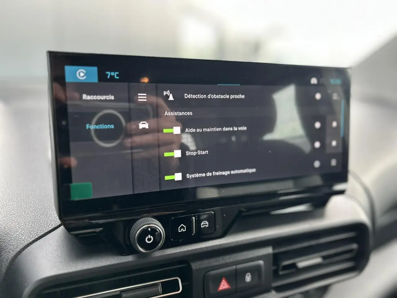 Écran tactile central du tableau de bord du Citroën Berlingo Multispace 2025 affichant les aides à la conduite.