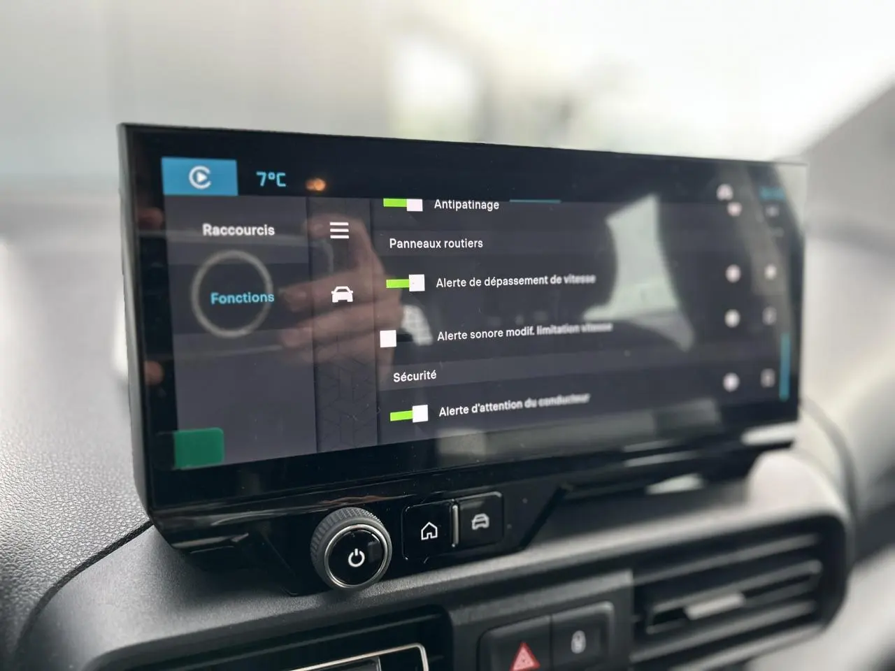 Écran tactile central du tableau de bord du Citroën Berlingo Multispace 2025, affichant les réglages de sécurité.
