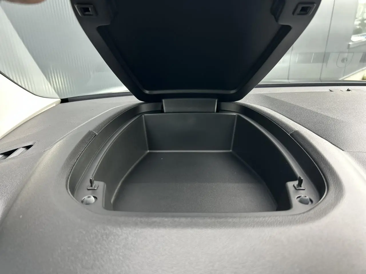 Coffre de rangement ouvert sur le tableau de bord du Citroën Berlingo Multispace noir Perla, vue intérieure frontale.