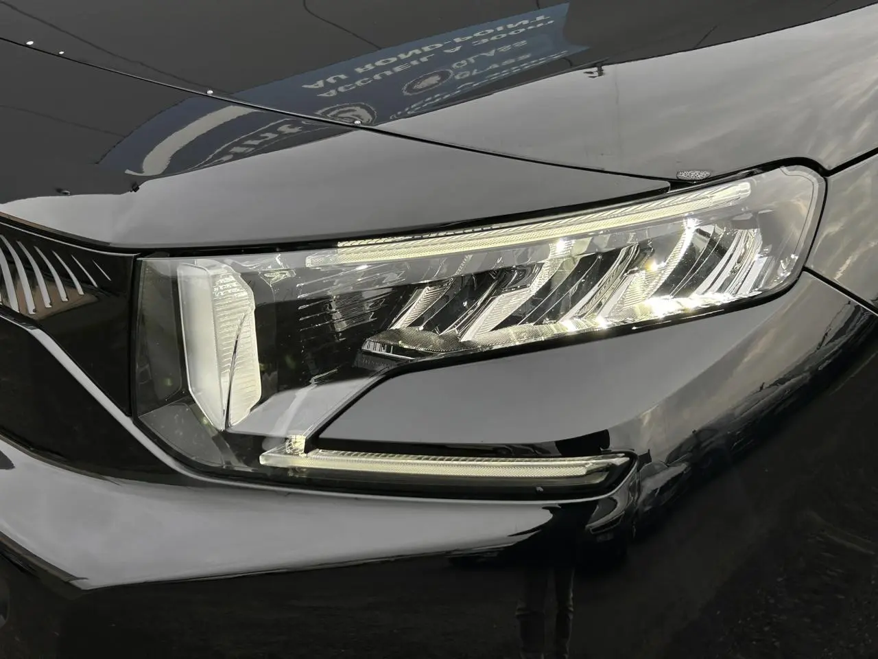 Gros plan sur le phare avant droit du Citroën Berlingo Multispace M noir Perla avec éclairage LED distinctif.