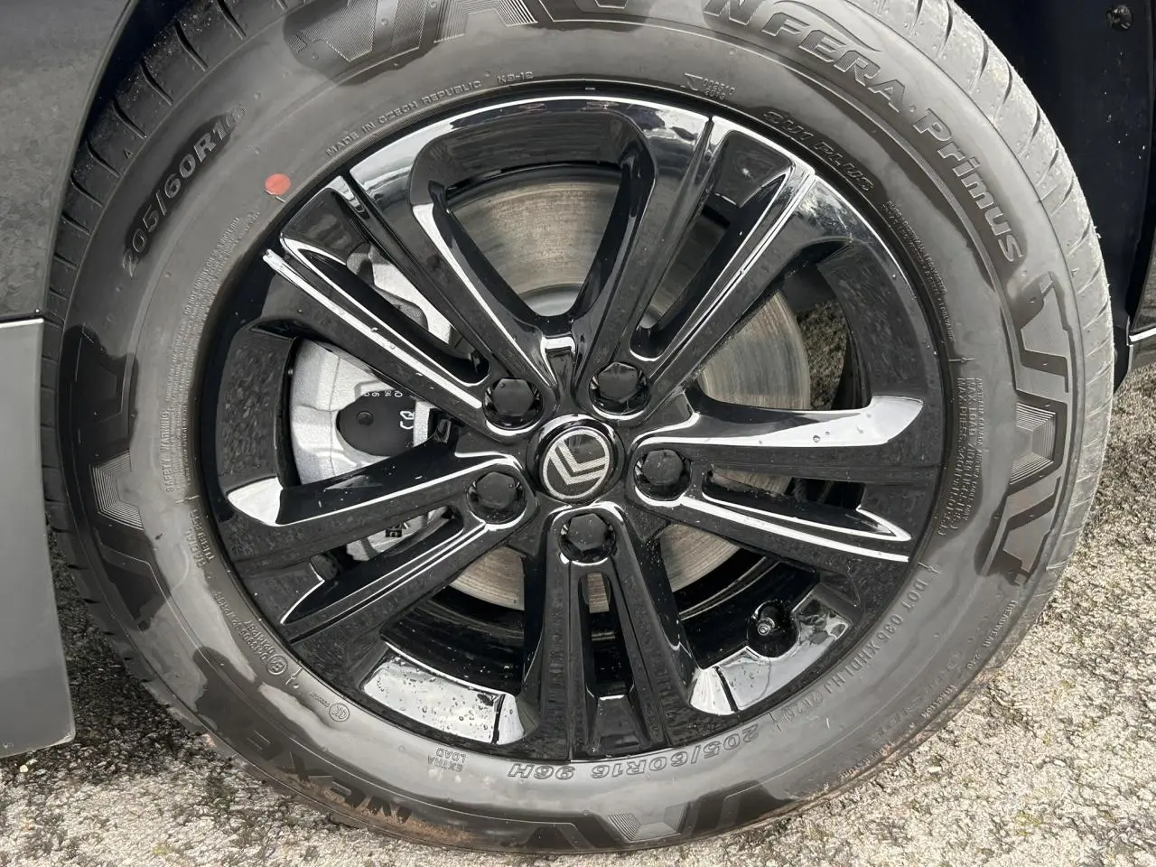 Gros plan sur la jante alliage noire 16'' du Citroën Berlingo Multispace M 2025 en noir Perla.