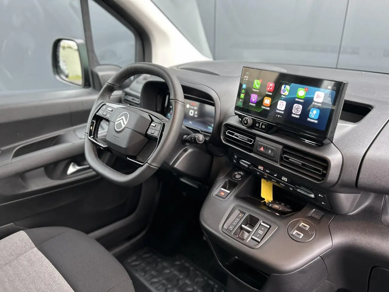 Vue intérieure côté conducteur du Citroën Berlingo Multispace 2025 avec volant cuir multifonctions et écran tactile 10 pouces.