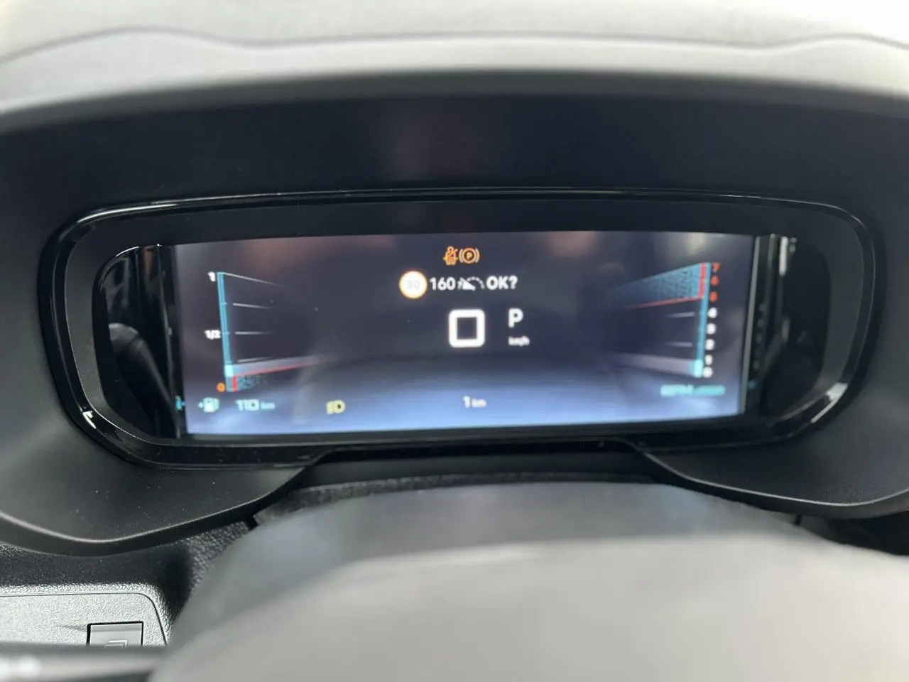 Affichage numérique 10 pouces du combiné de bord du Citroën Berlingo Multispace 2025 en mode parking.