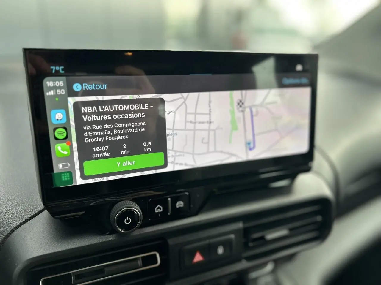 Écran tactile 10 pouces du tableau de bord du Citroën Berlingo Multispace 2025, affichant la navigation GPS.