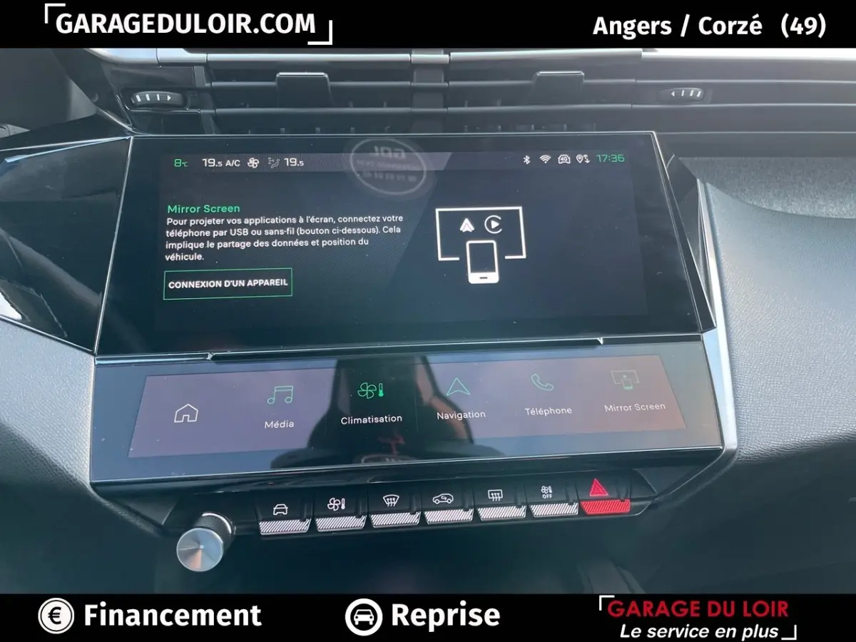 Vue rapprochée de l’écran tactile central de la Peugeot 308 gris foncé 2024, affichant les commandes multimédia et climatisation.