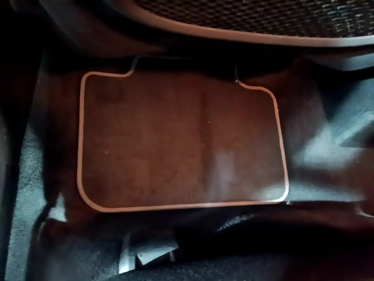 Vue rapprochée du tapis de sol noir avec surpiqûre beige dans l'habitacle d'une BMW X2 sDrive18i Lounge 2023.