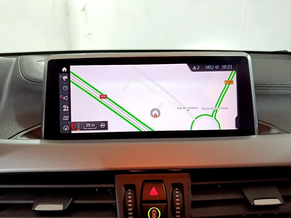 Écran central du tableau de bord du BMW X2 sDrive18i Lounge 2023 affichant la navigation GPS.