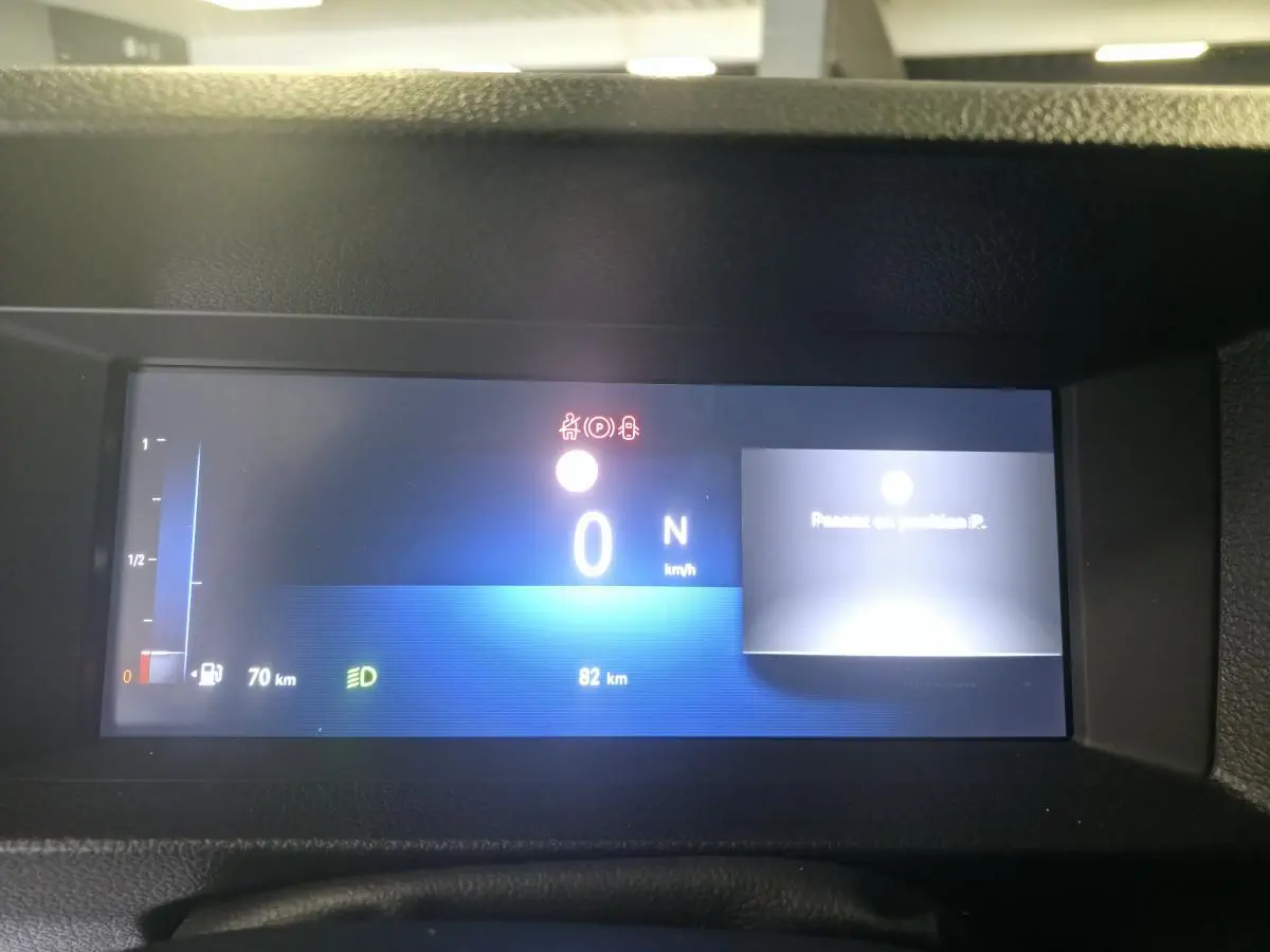 Affichage numérique 10'' HD du combiné de bord de l'Opel Vivaro 2025, indiquant vitesse à 0 km/h et mode parking activé.