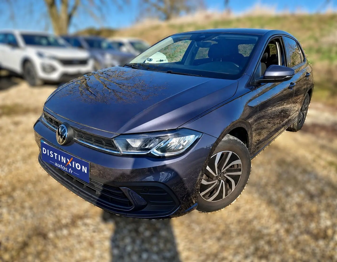 Volkswagen Polo 1.0 TSI 95 VW Edition gris Ascot vue 3/4 avant droit avec jantes alliage et calandre noire.