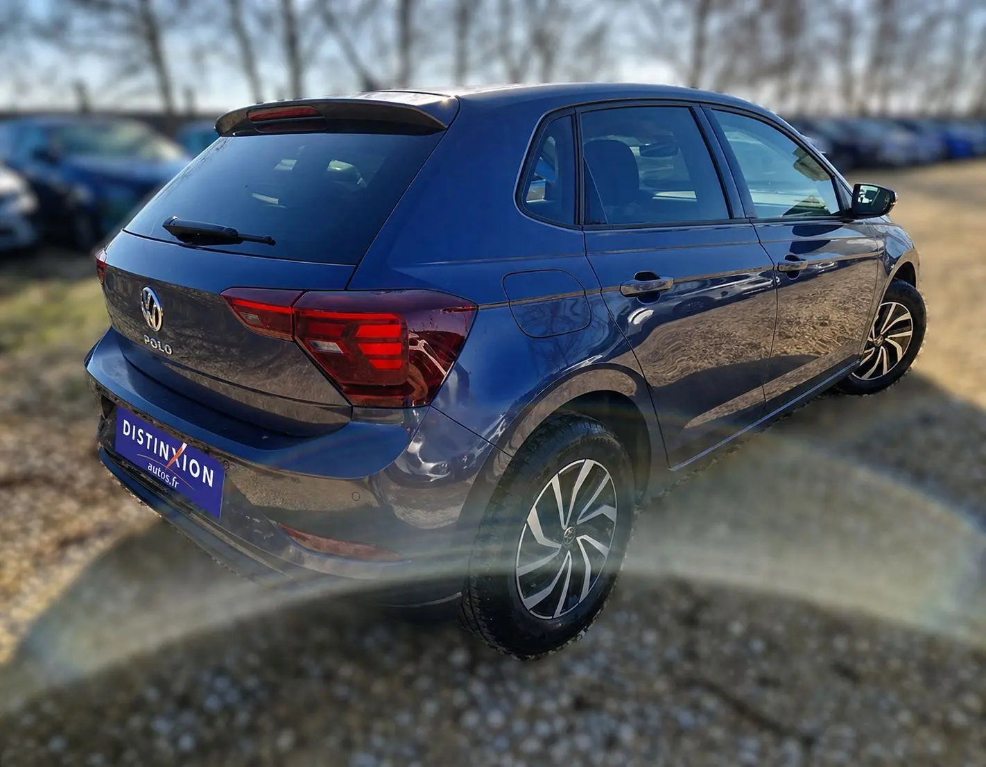 Vue 3/4 arrière droite d'une Volkswagen Polo gris Ascot 2024 avec jantes alliage et feux arrière LED distinctifs.