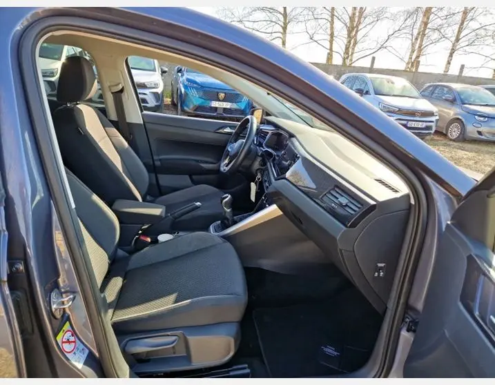 Vue intérieure côté droit de la Volkswagen Polo 1.0 TSI 95 VW Edition 2024 gris Ascot, montrant les sièges avant et le tableau de bord.