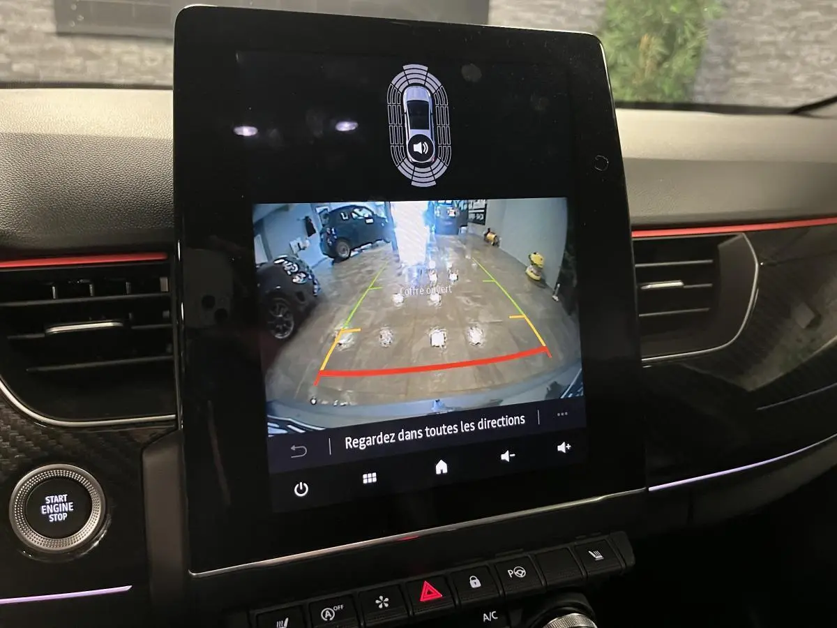 Écran tactile central montrant la caméra de recul dans l’habitacle noir du Renault Arkana R.S. Line 2023.