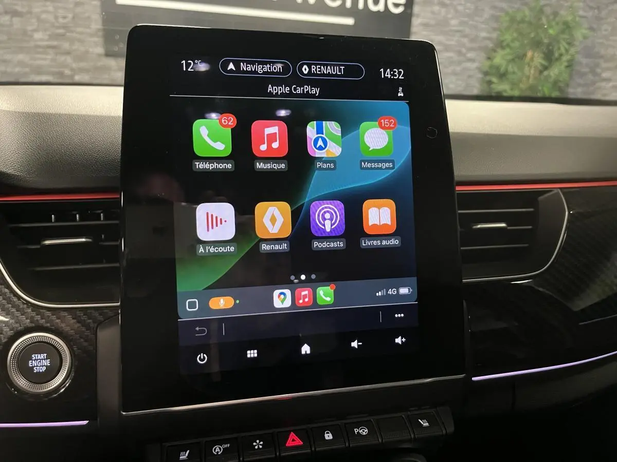 Écran tactile central affichant Apple CarPlay dans l’habitacle du Renault Arkana 2023 finition R.S. Line.