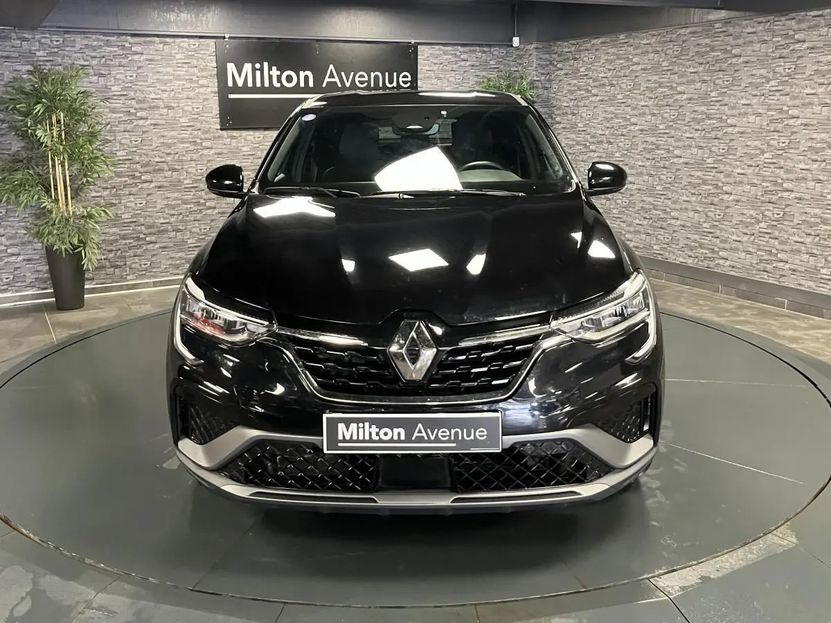 Renault Arkana R.S. Line 2023 noir vue de face, calandre noire brillante et bouclier avec inserts gris métallisé.