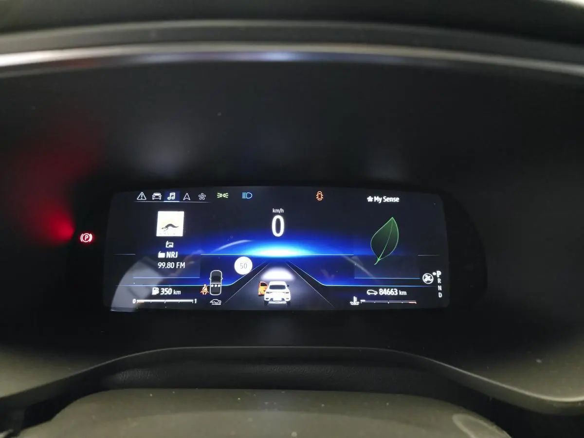 Tableau de bord numérique du Renault Arkana 2023 affichant vitesse à 0 km/h et indicateurs de conduite, vue de face.