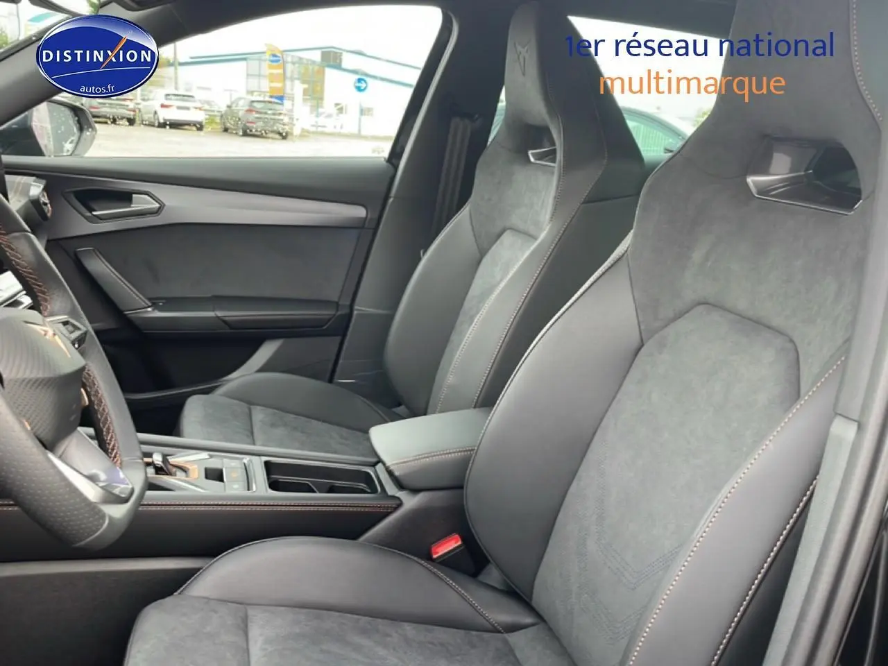 Intérieur du CUPRA Formentor 2025 vu côté gauche, sièges sport noirs avec surpiqûres contrastantes et accoudoir central.