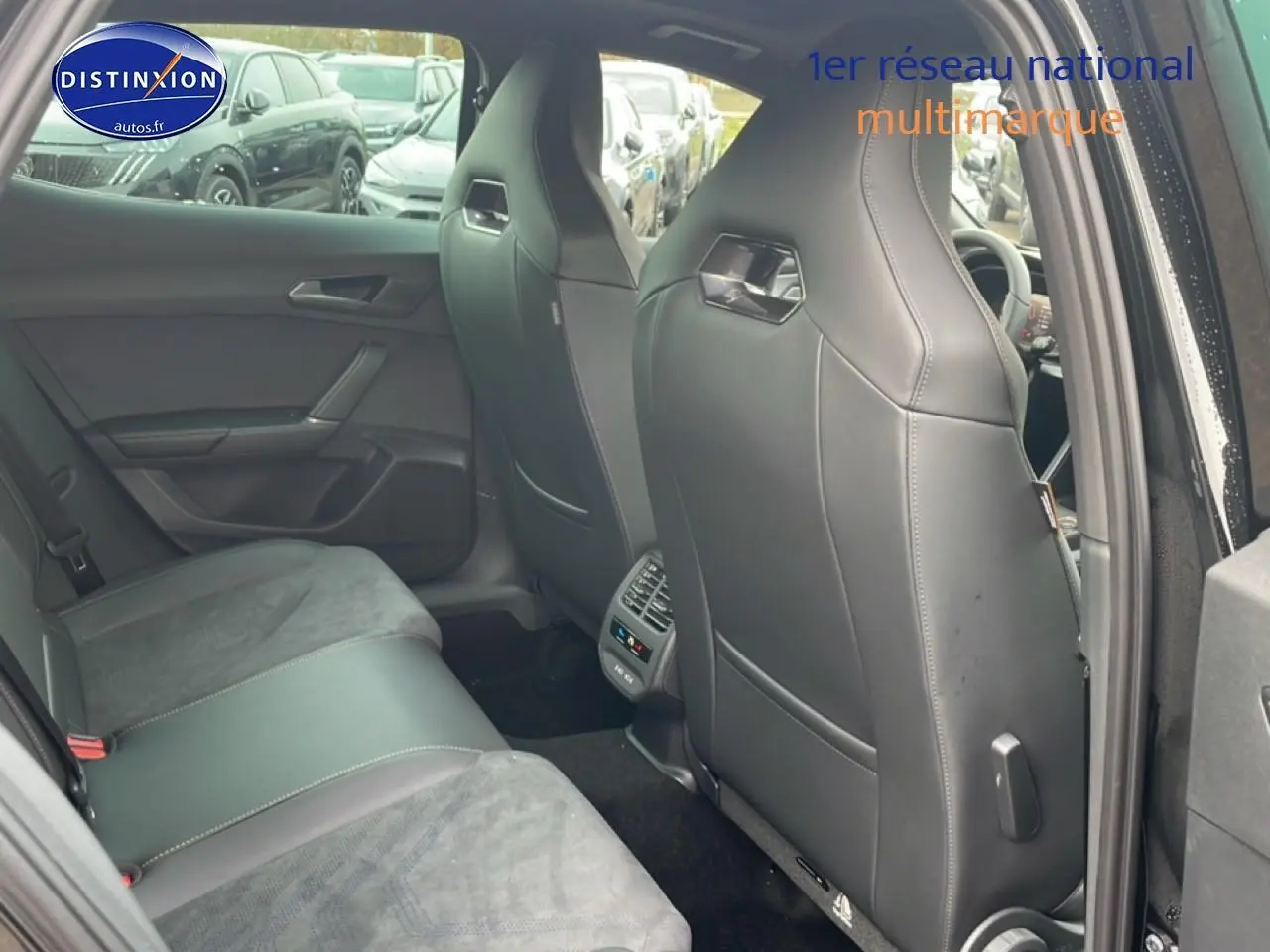 Vue arrière intérieure du CUPRA Formentor noir, montrant les sièges sport en cuir et alcantara avec console centrale arrière.
