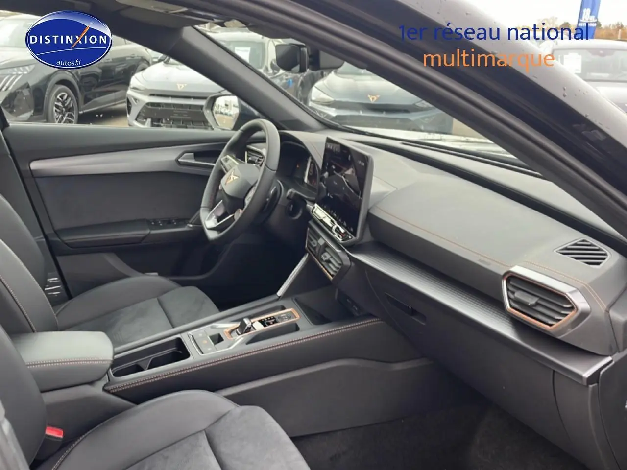 Vue intérieure côté conducteur de la CUPRA Formentor 2.0 TDI 150 DSG7 noire avec tableau de bord moderne et écran tactile vertical.