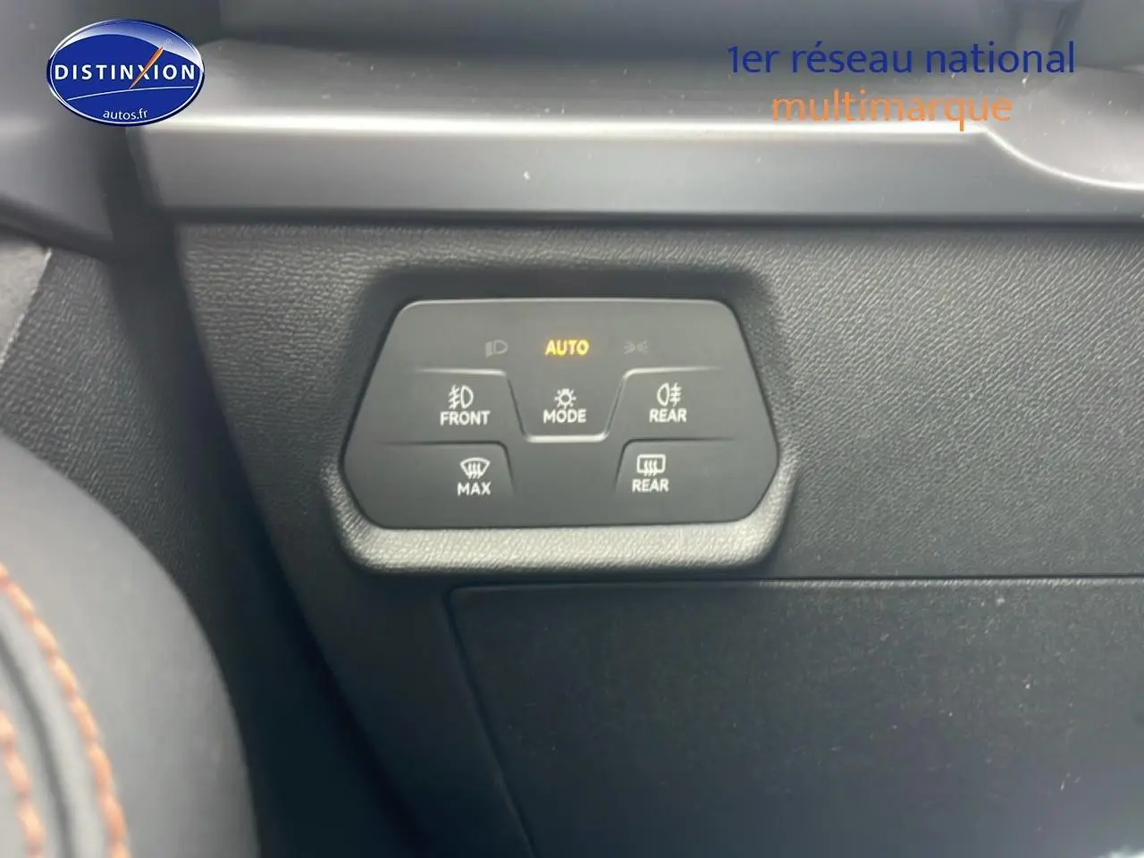 Détail du tableau de bord noir du CUPRA Formentor 2.0 TDI 150, bouton de commande des feux avec mode automatique allumé.