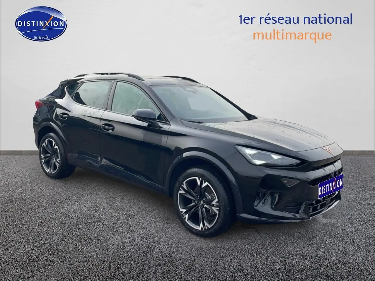 Vue 3/4 avant droite d'un CUPRA Formentor noir brillant avec jantes 18 pouces et barres de toit noires.