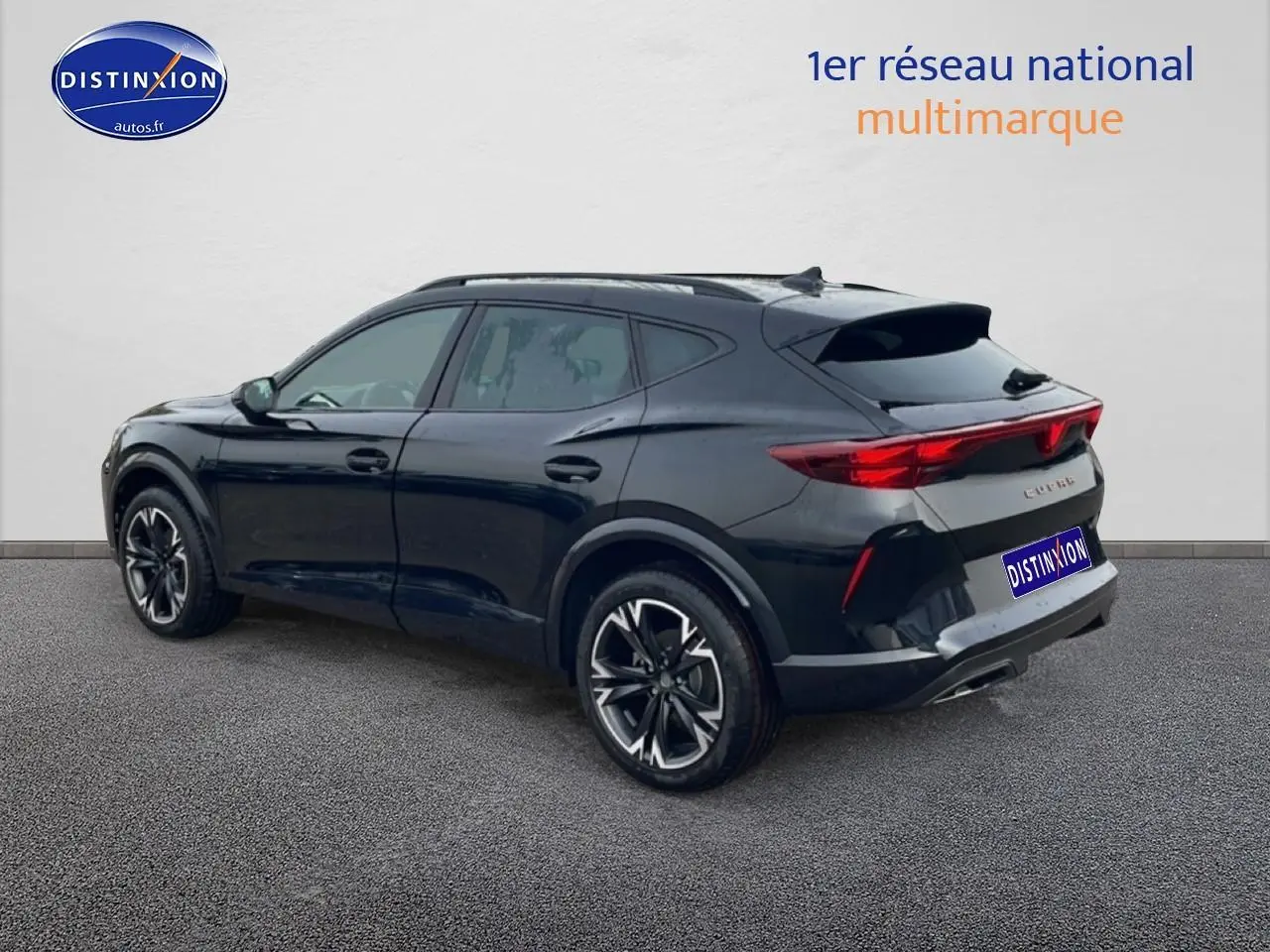 Vue 3/4 arrière droite du SUV CUPRA Formentor noir avec jantes 18 pouces et feux arrière LED allumés.