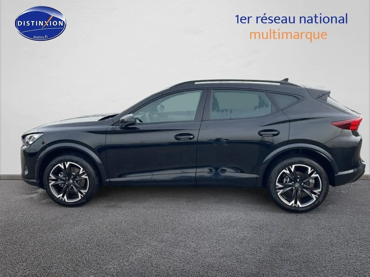 Profil droit du CUPRA Formentor noir 2025 avec jantes 18 pouces et barres de toit noires visibles.