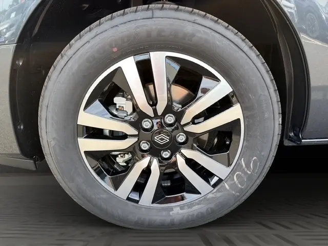 Gros plan sur la roue avant droite du Renault Trafic Fourgon gris foncé, jante alliage bicolore et pneu Goodyear.