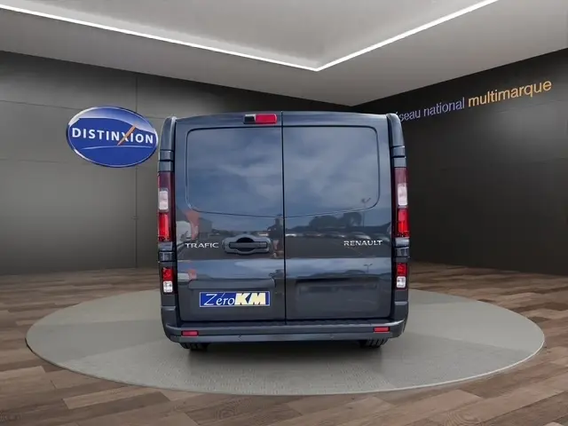 Vue arrière d'un Renault Trafic Fourgon gris foncé, portes battantes fermées, avec logo et éclairage vertical LED.