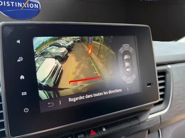 Écran tactile intérieur montrant la caméra de recul du Renault Trafic Fourgon gris foncé, avec guidage de trajectoire.