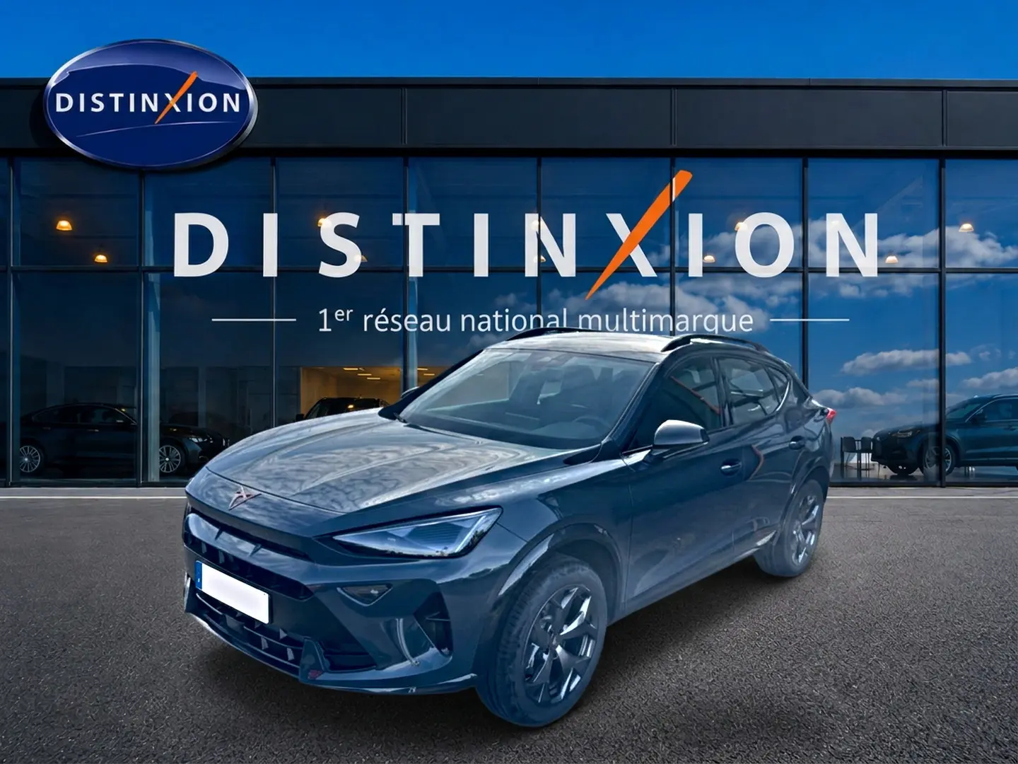 Vue 3/4 avant d'un CUPRA Formentor 1.5 etsi hybrid bleu fjord avec jantes 18 pouces devant un showroom Distinxion.