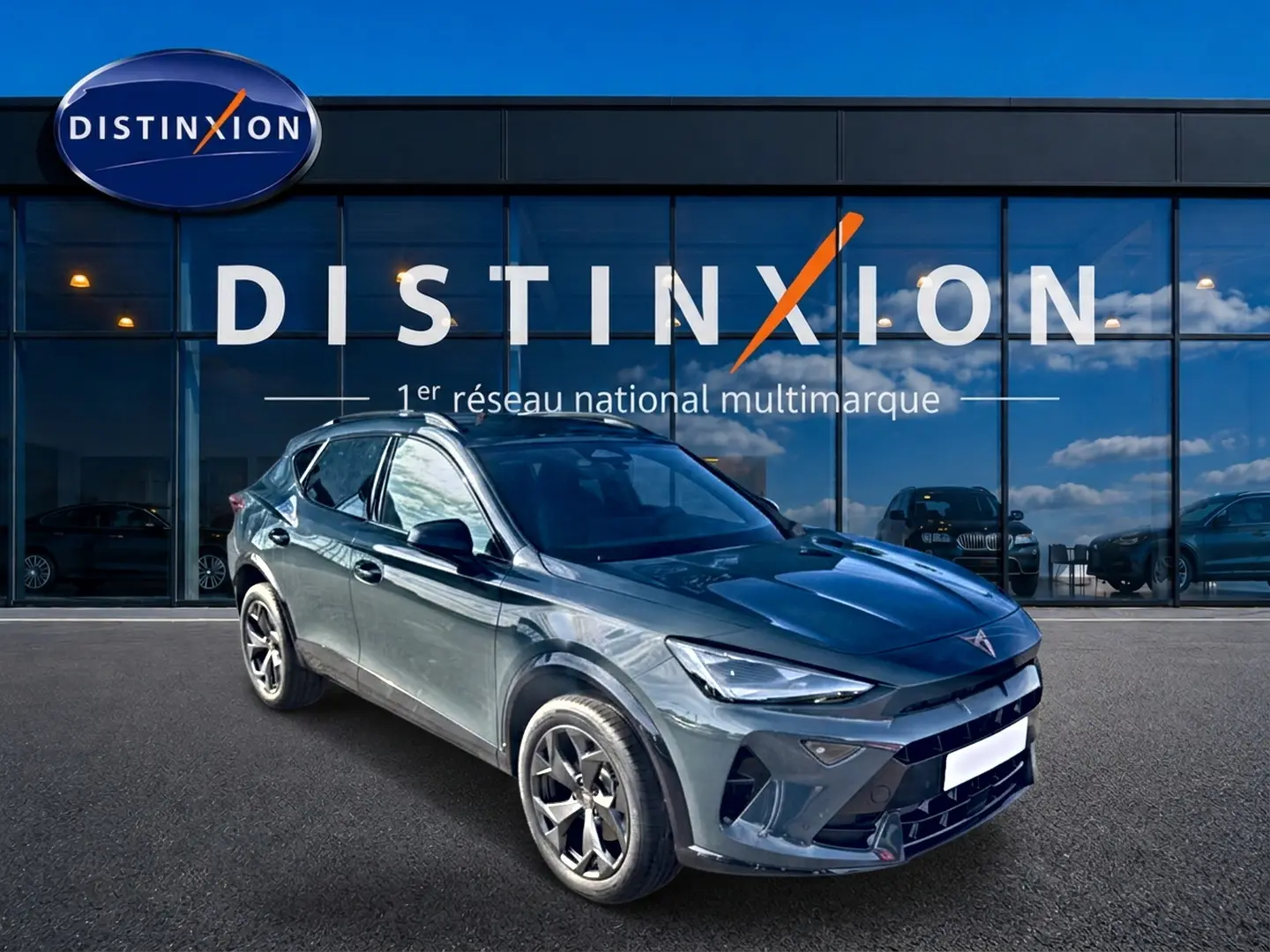Vue 3/4 avant droit du CUPRA Formentor 1.5 etsi hybrid 150 DSG7 en bleu fjord devant un showroom Distinxion.