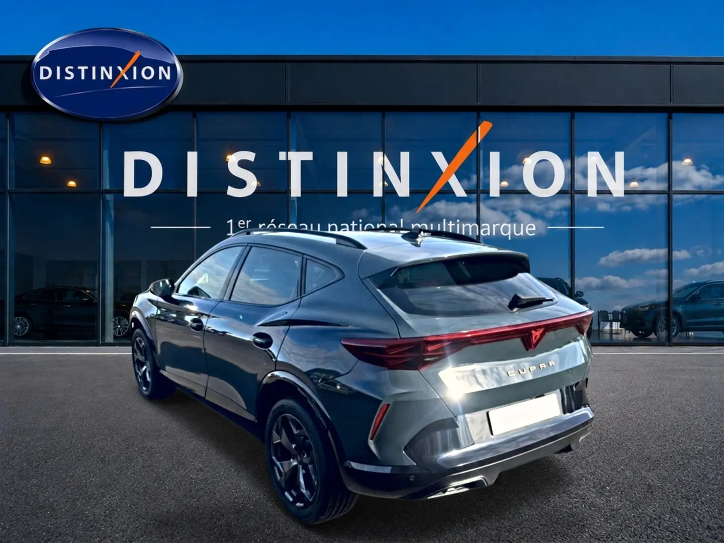 Vue 3/4 arrière droite d'un CUPRA Formentor bleu fjord 2026 avec feux arrière LED et jantes noires.