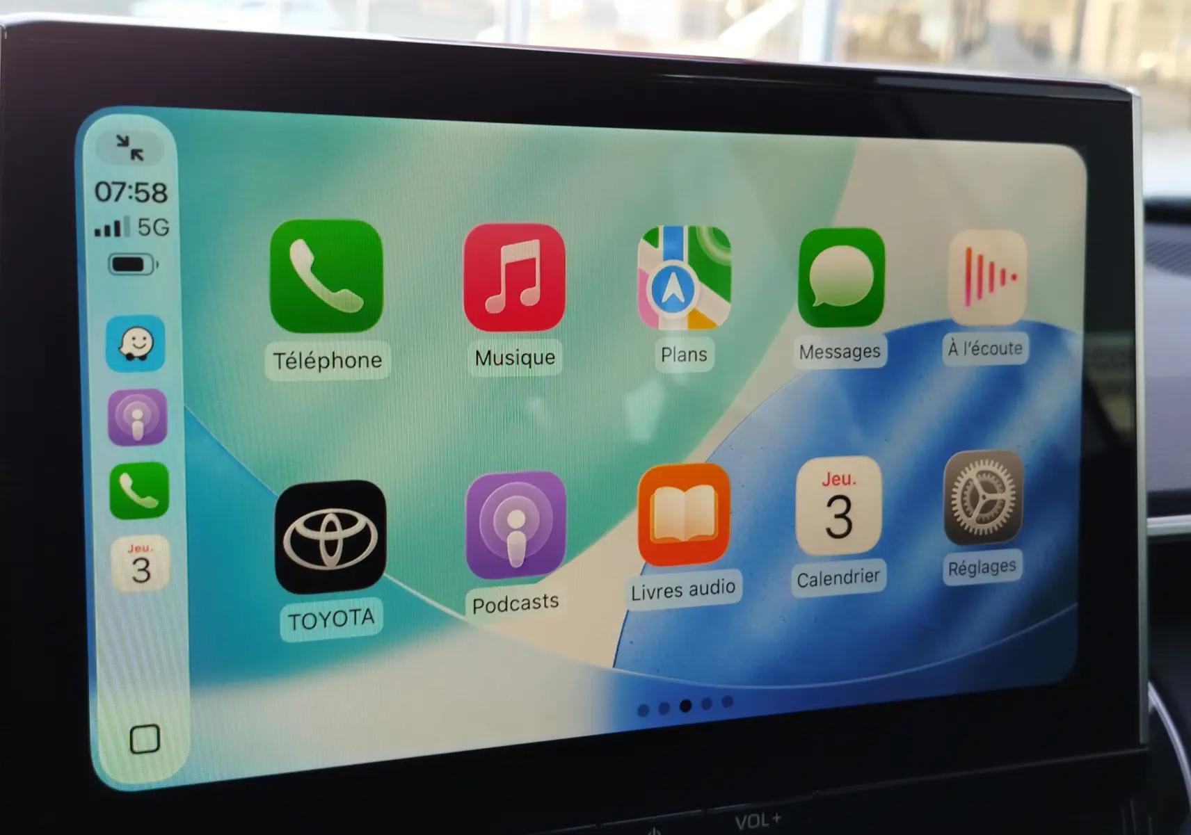 Écran tactile central de la Toyota Corolla Cross 2025 affichant l'interface Apple CarPlay colorée.