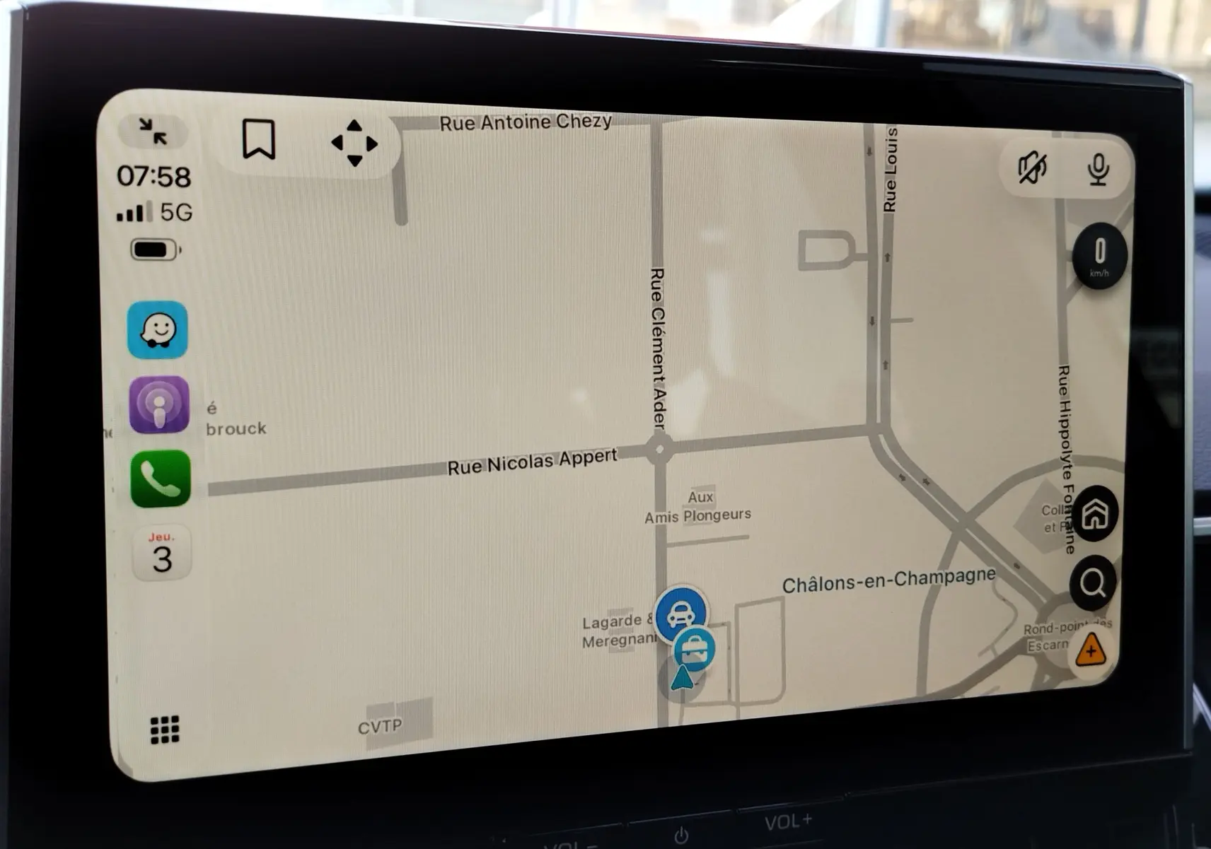 Écran tactile intérieur du Toyota Corolla Cross 2025 gris minéral, affichant la navigation GPS en plan rapproché.