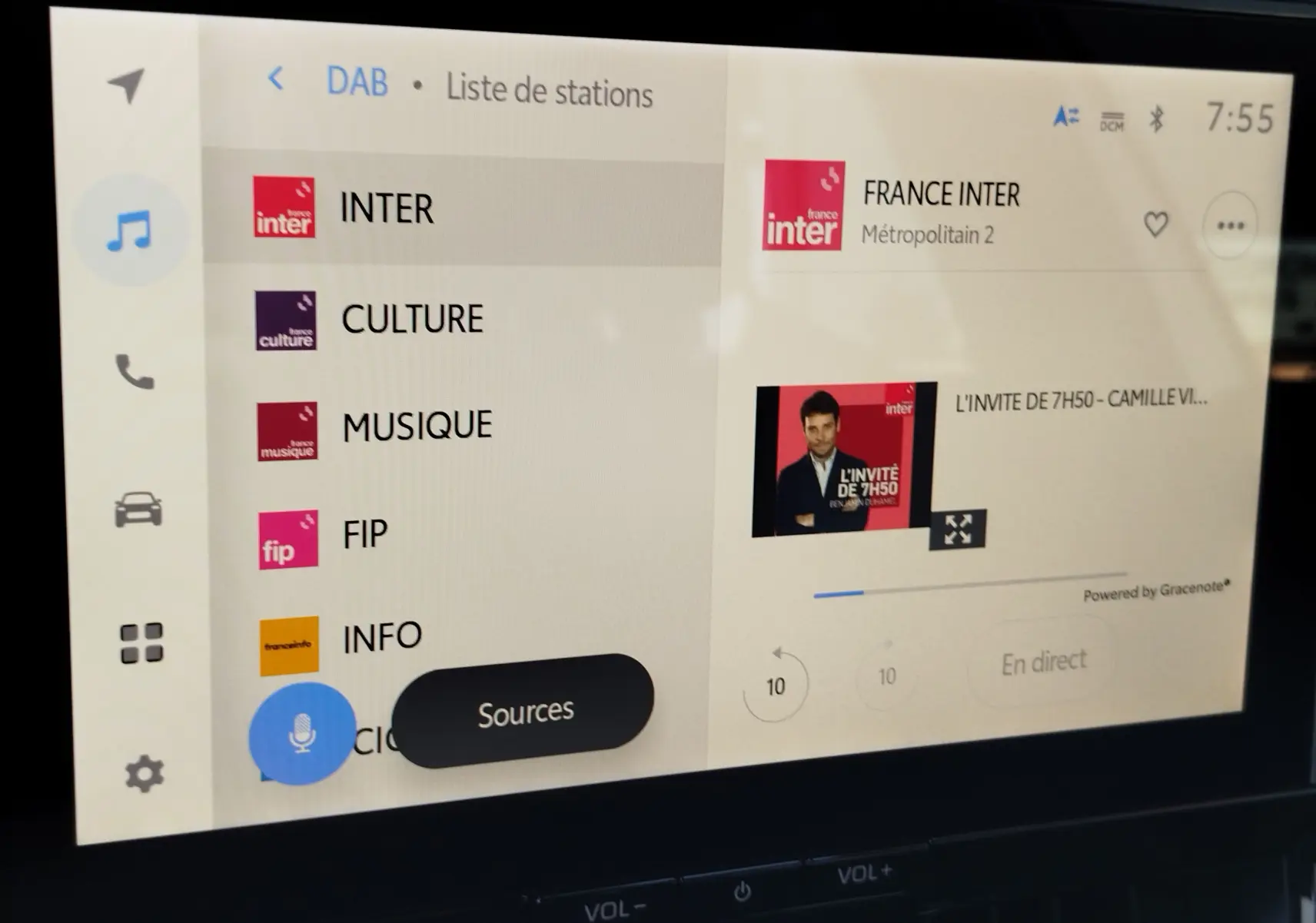 Écran tactile intérieur du Toyota Corolla Cross 2025, affichant la liste des stations radio avec interface moderne et claire.